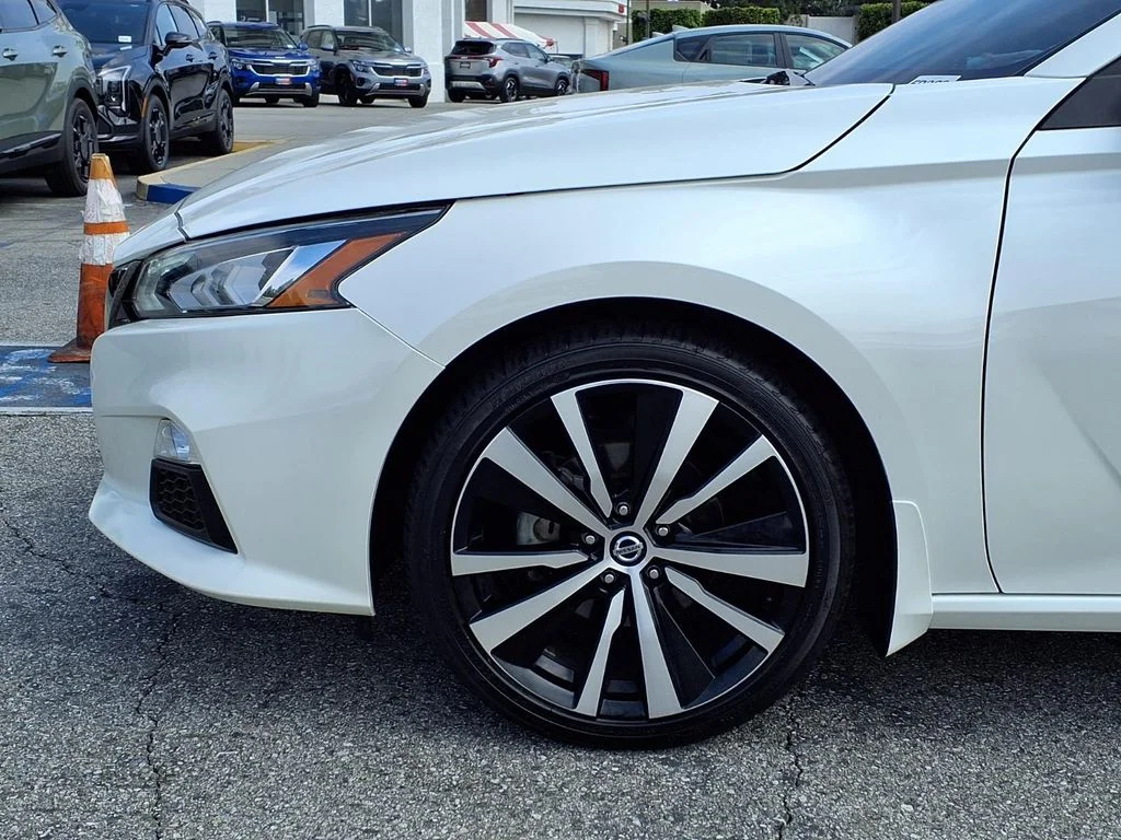 Used 2020 White Nissan 2.5 SR image 15