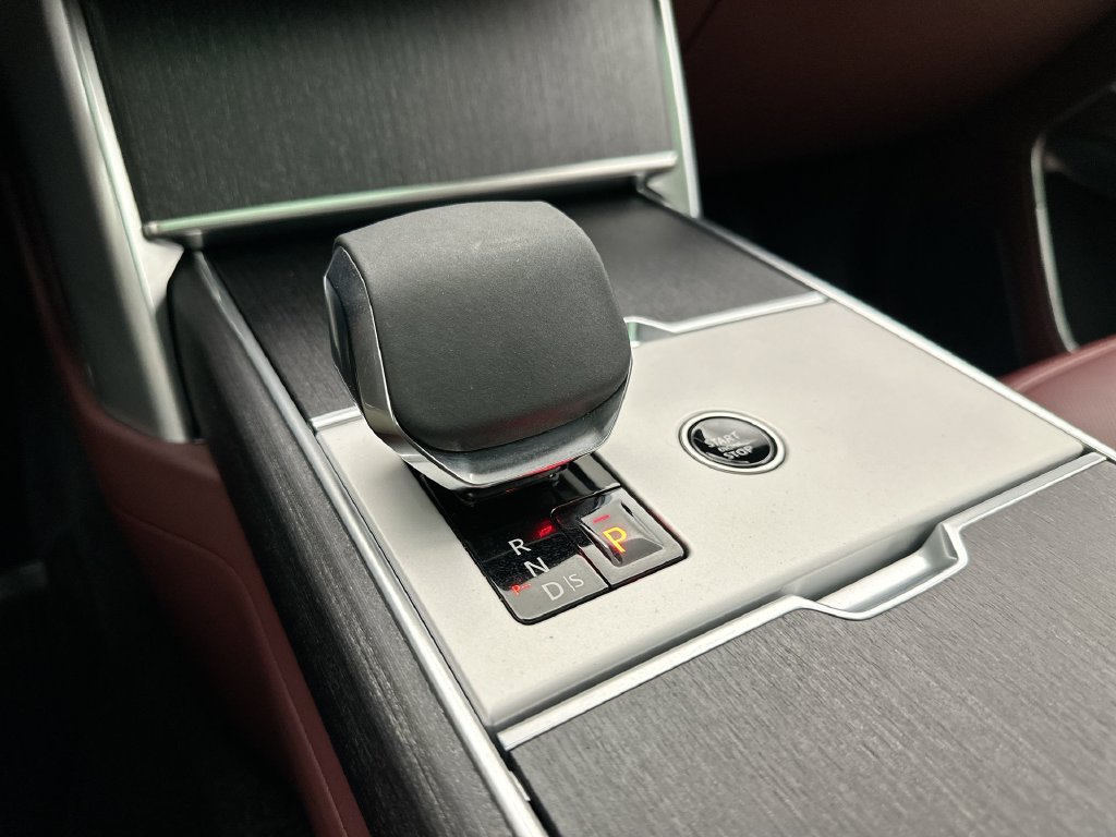 Used 2025  Land Rover SE image 24