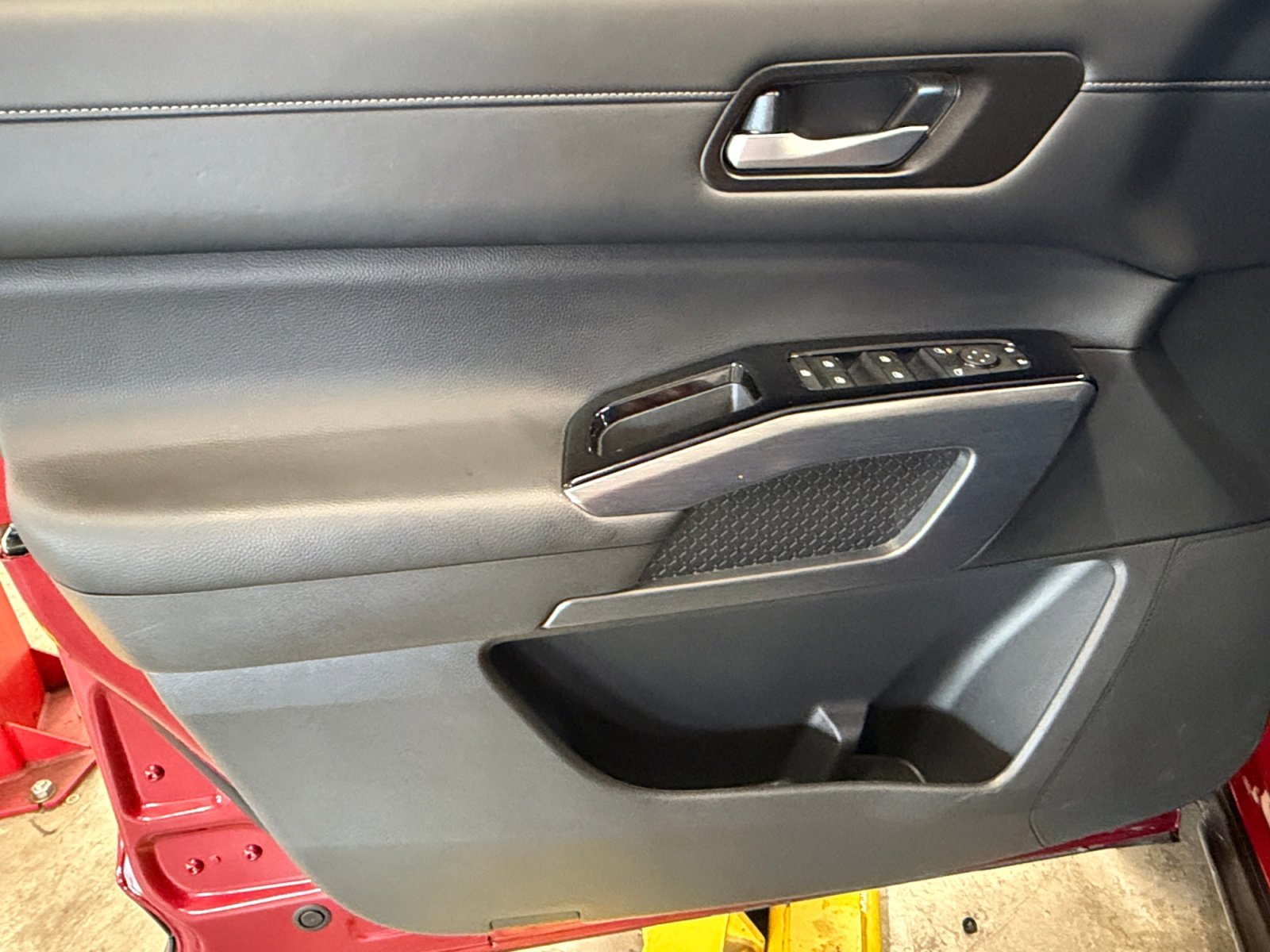 Used 2025 Scarlet Ember Tintcoat Nissan SL image 29