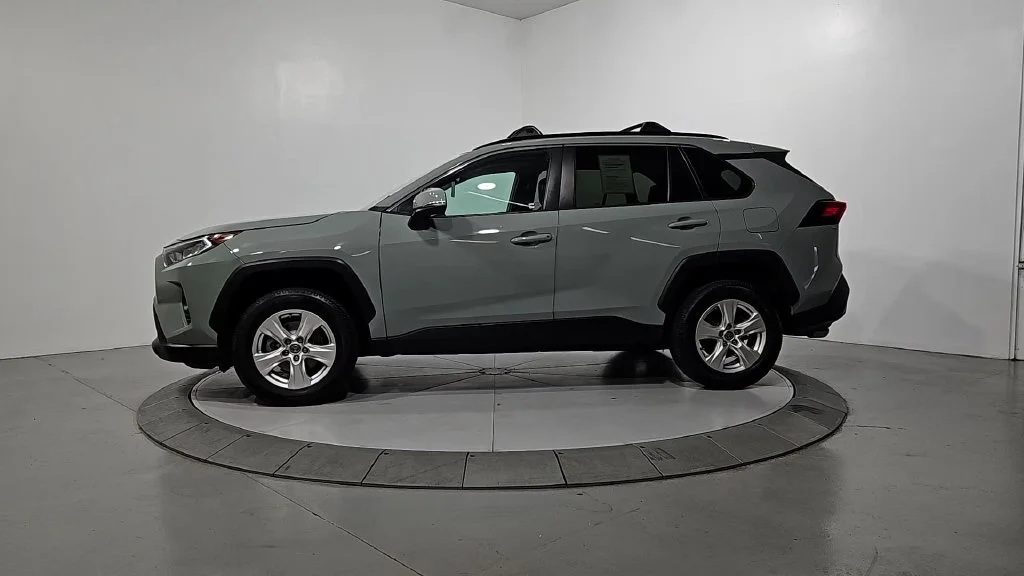 Used 2021  Toyota XLE image 2