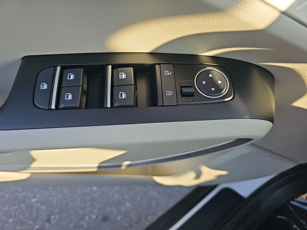 Used 2025 White Kia LX image 27