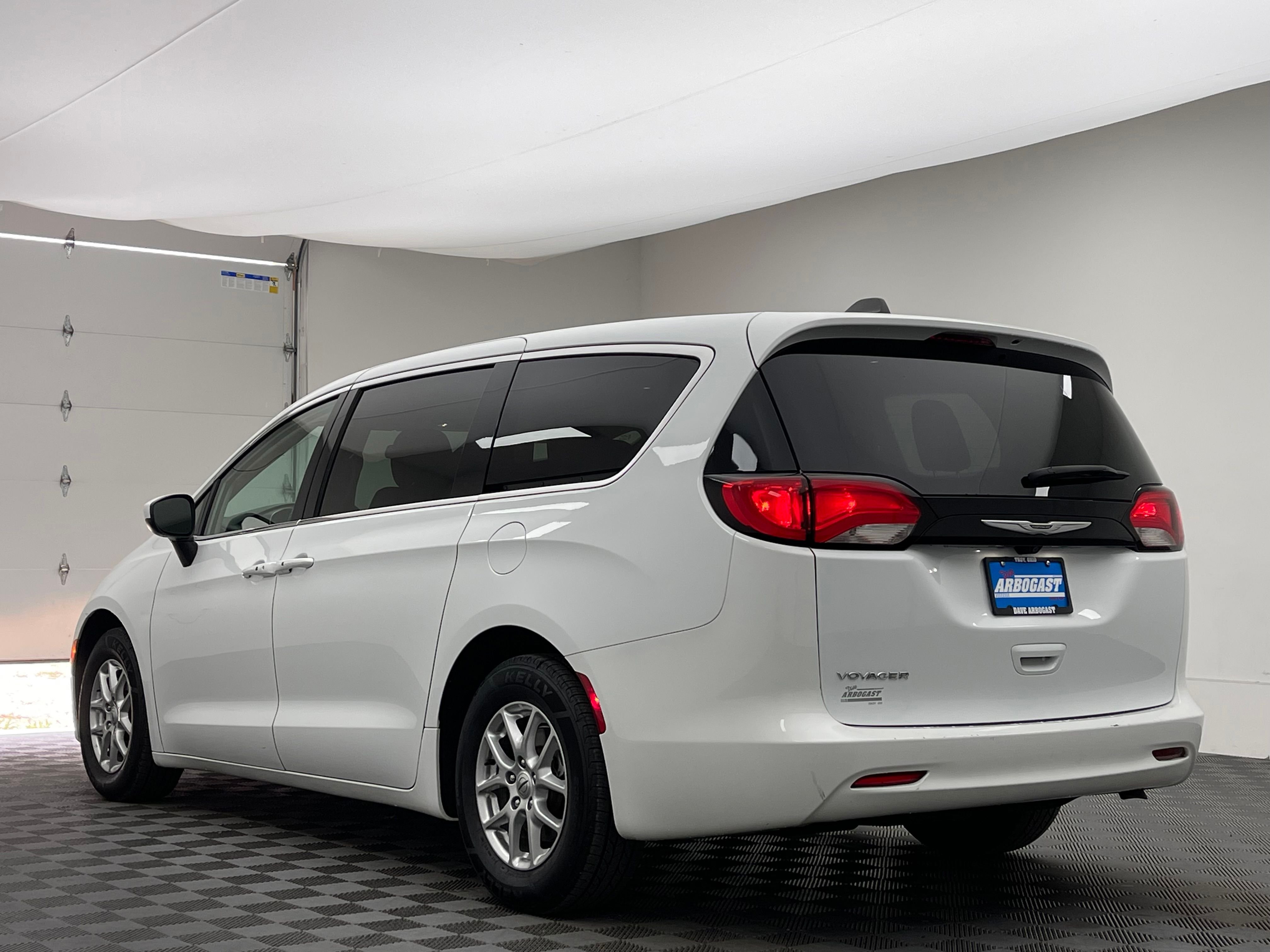 Used 2022 Bright White Clearcoat Chrysler LX image 12