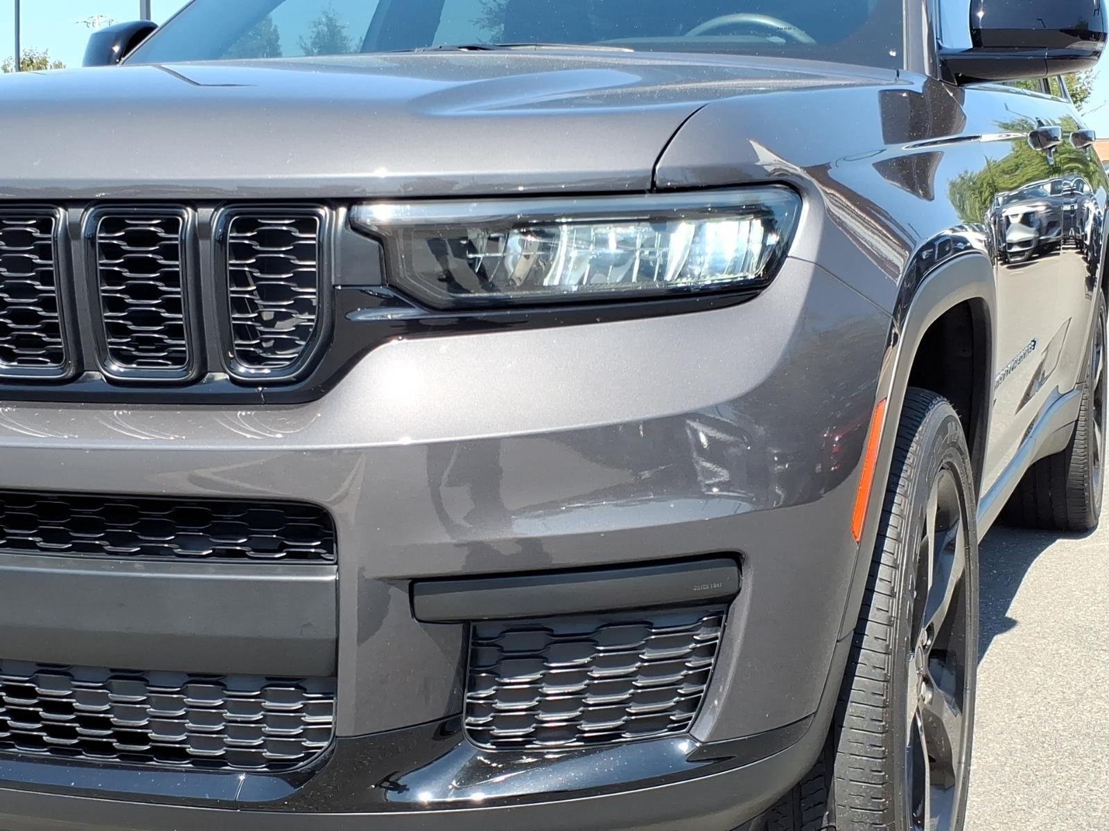 Used 2023 Baltic Gray Metallic Clearcoat Jeep Altitude image 15
