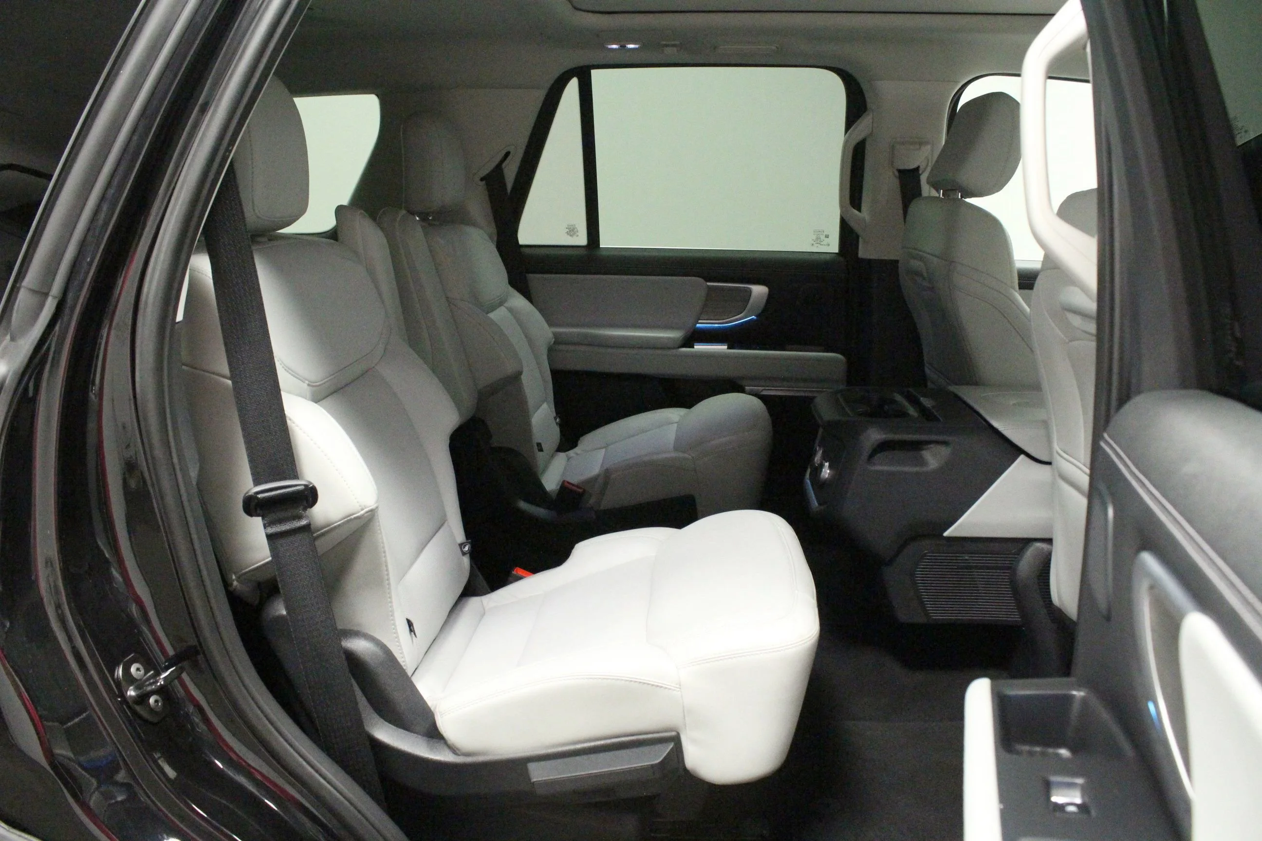 Used 2025 Black Metallic Ford Platinum image 18