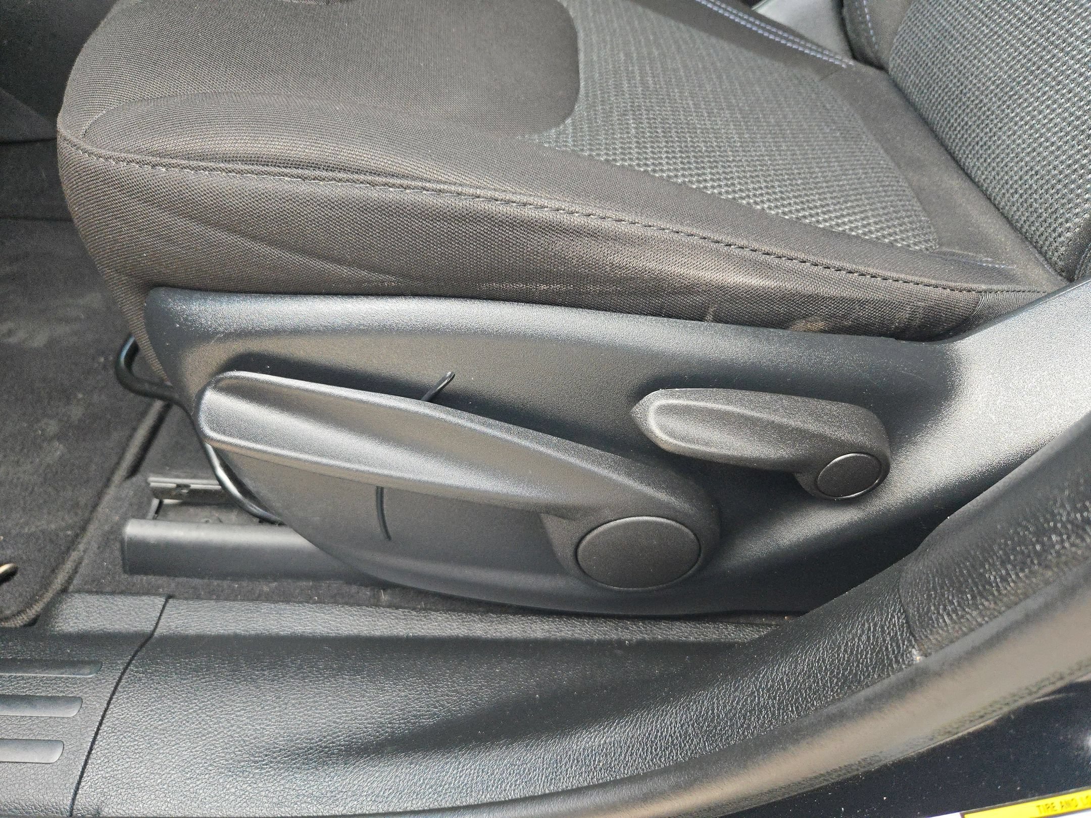 Used 2019 Diamond Black Crystal Pearlcoat Jeep Latitude image 13