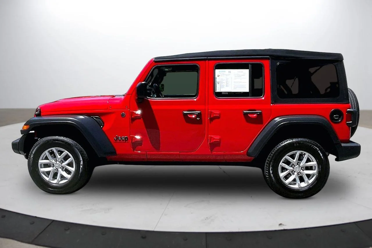 Used 2023 Red Jeep Sport S image 5