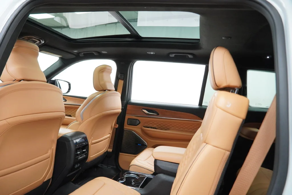 Used 2024 White Jeep Summit Reserve image 4