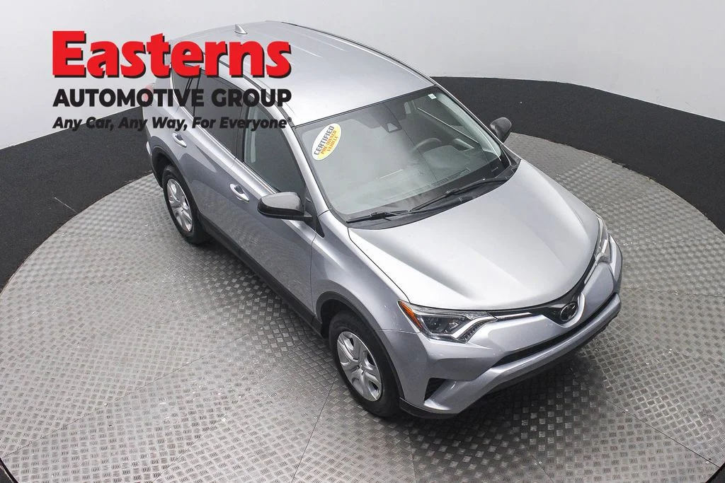 Used 2018 Silver Toyota LE image 3