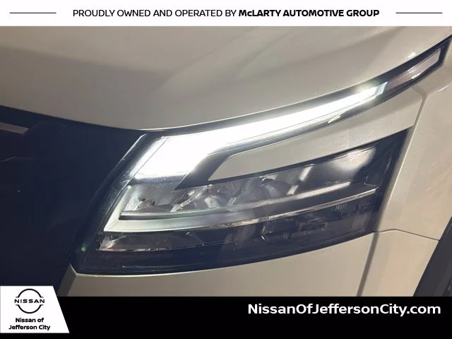 Used 2022 White Nissan SL image 12