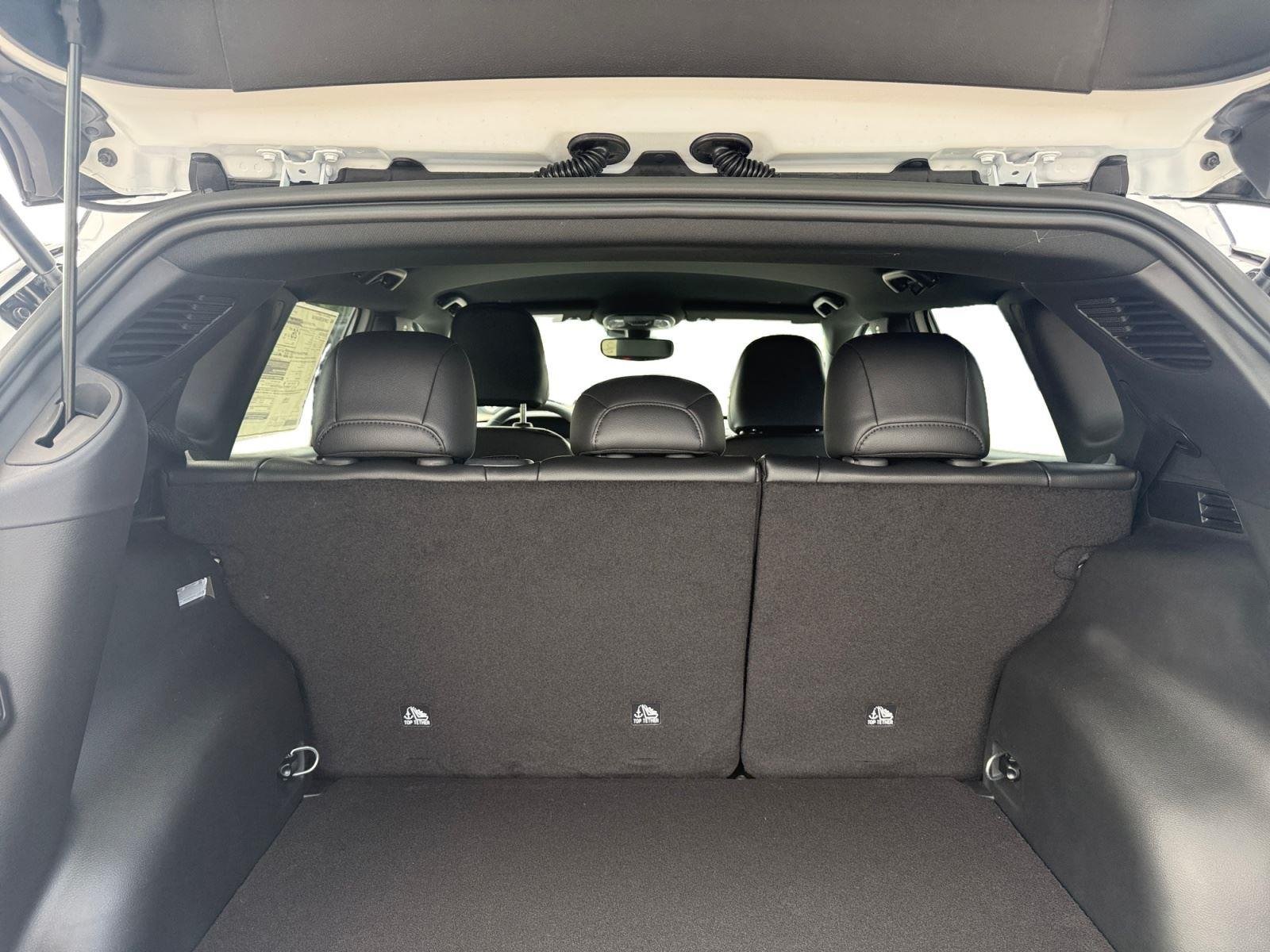 New 2026 Bright White Clear-Coat Exterior Paint Jeep Trailhawk image 18