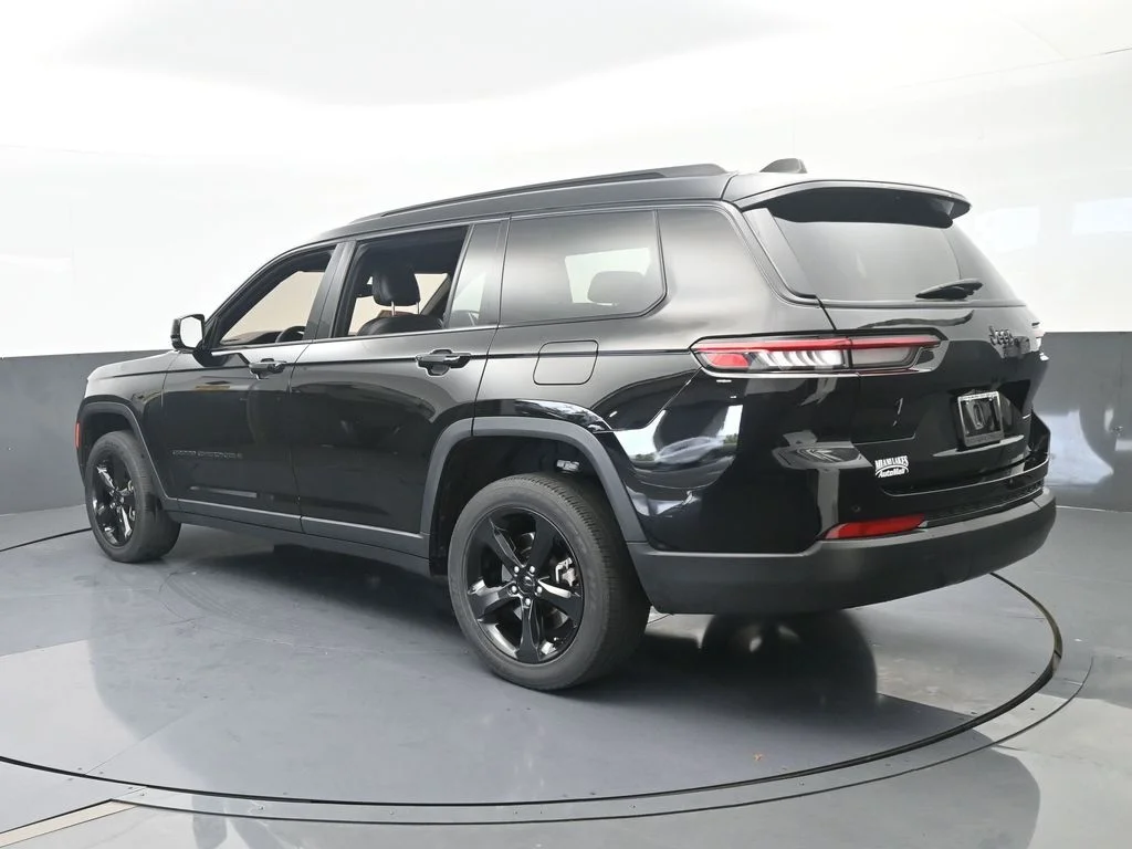 Used 2023 Diamond Black Crystal Pearlcoat Jeep Altitude image 3