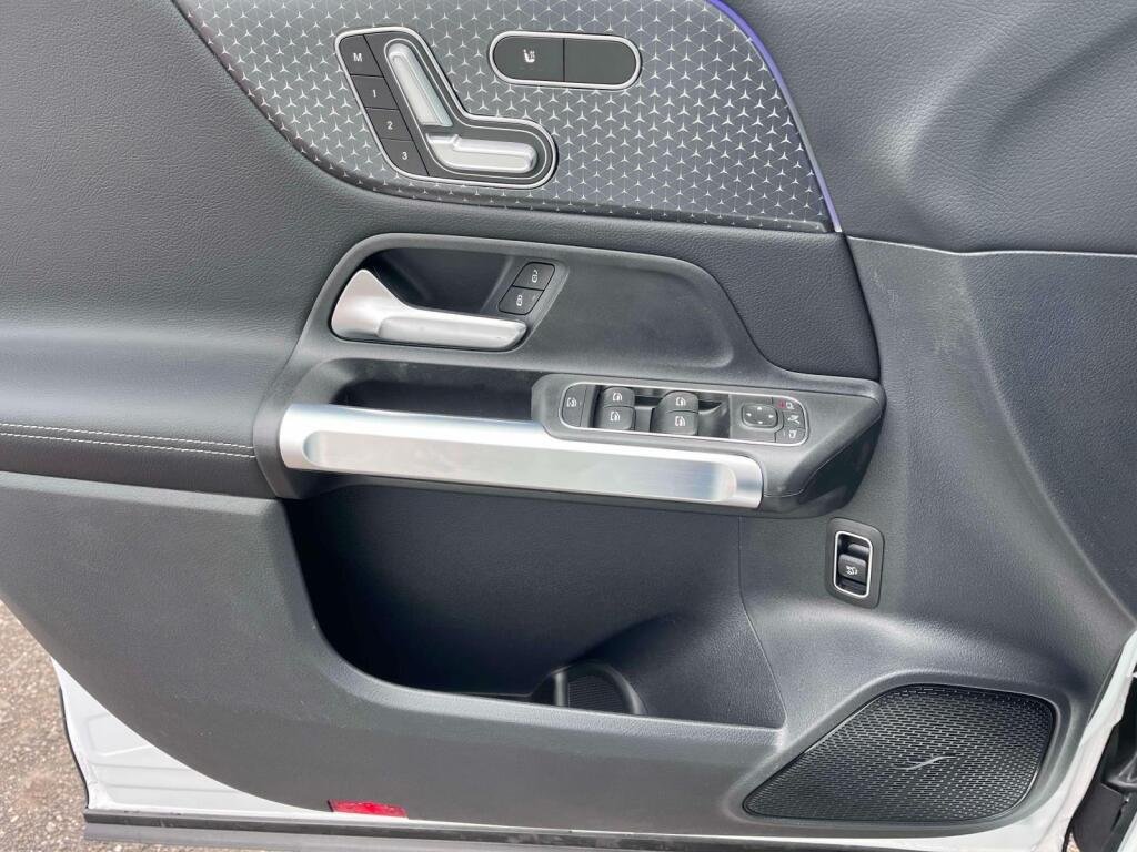 New 2026 Polar White Mercedes-Benz GLB 250 image 28