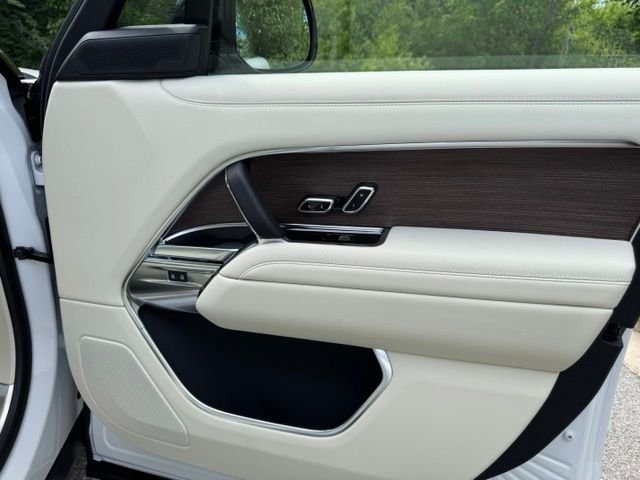New 2026 Ostuni Pearl White Land Rover SE image 18