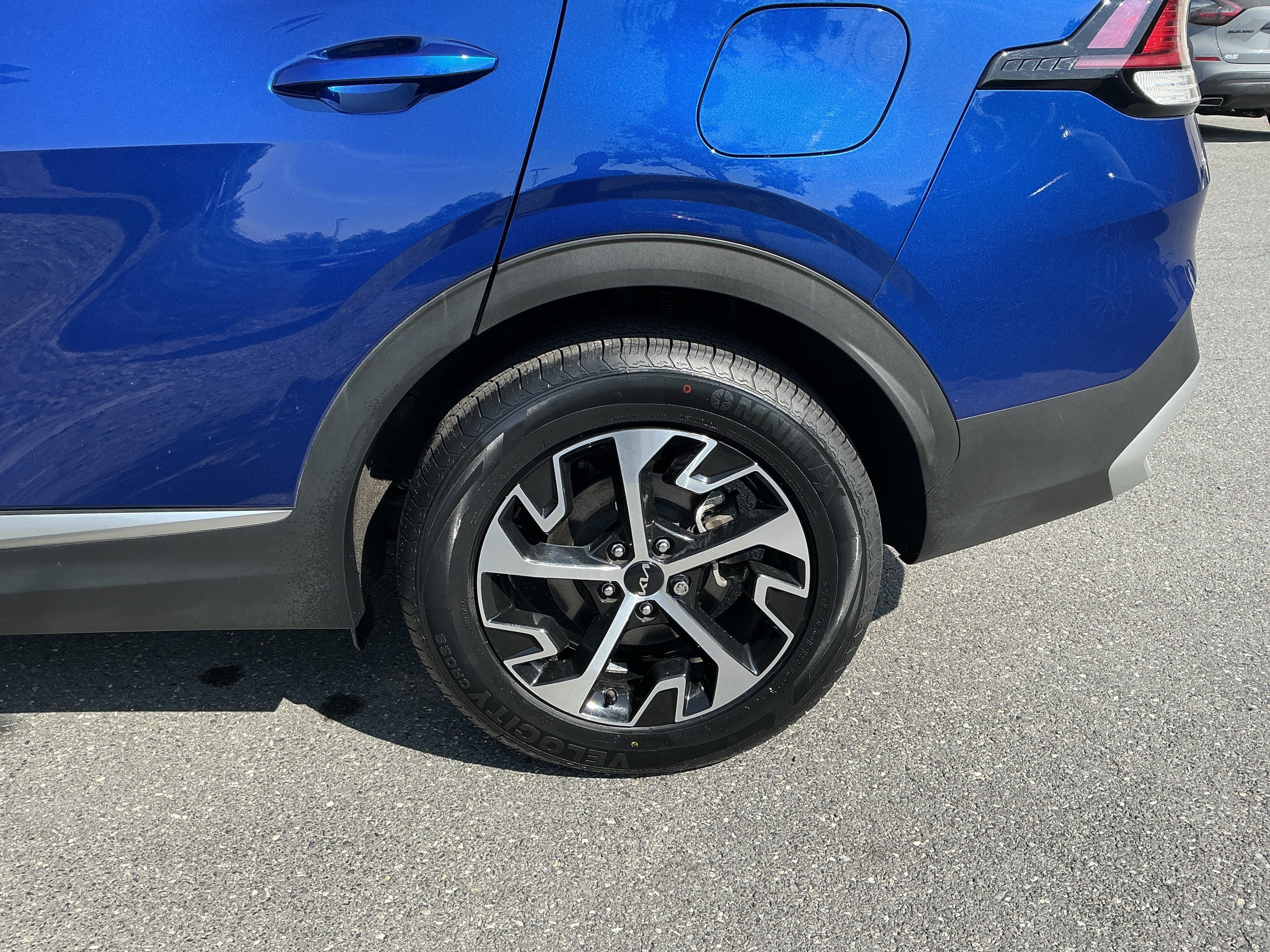 Used 2025 Sapphire Blue Kia EX image 9