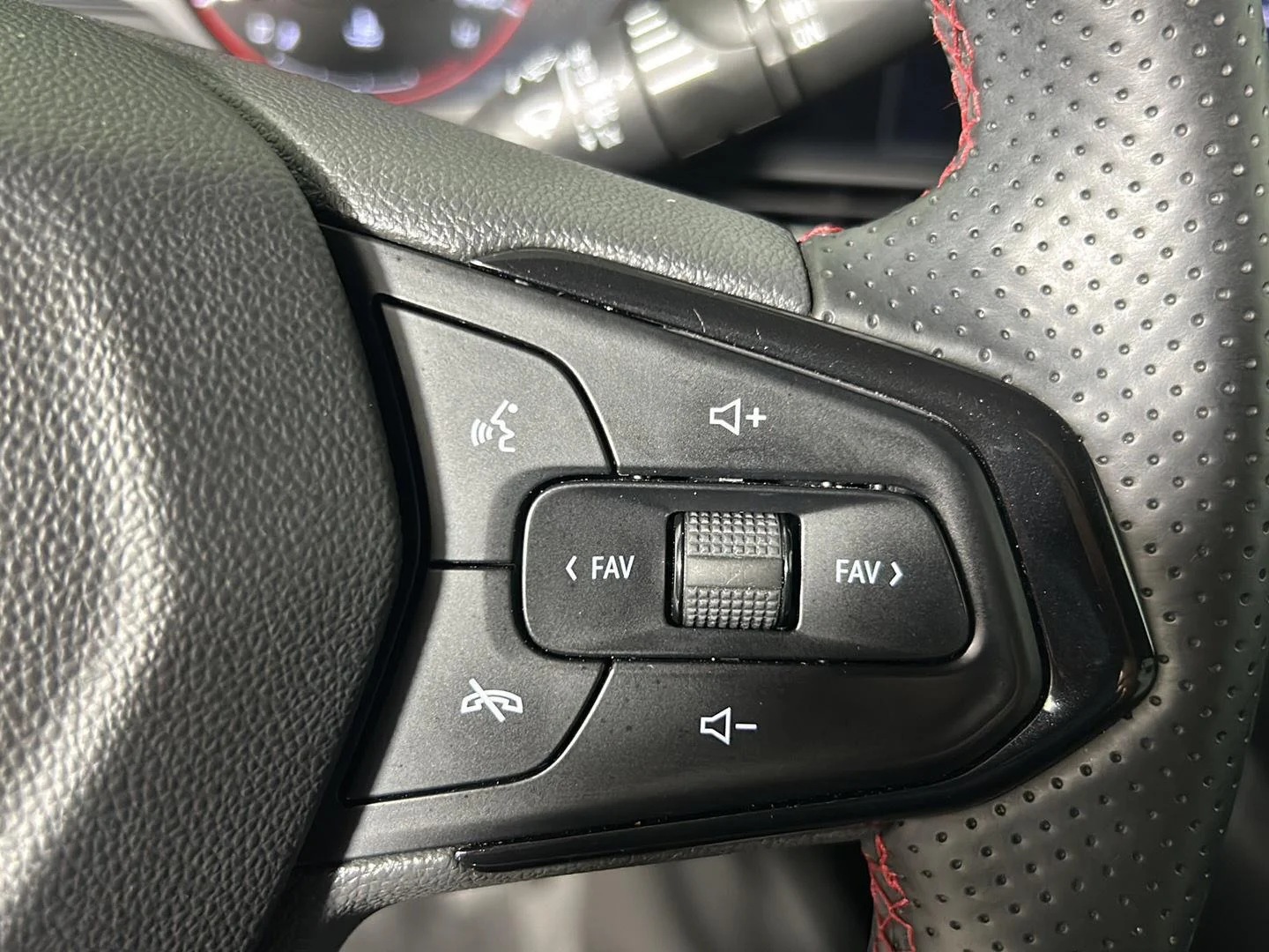 Used 2024 Mosaic Black Metallic Chevrolet 1RS image 19