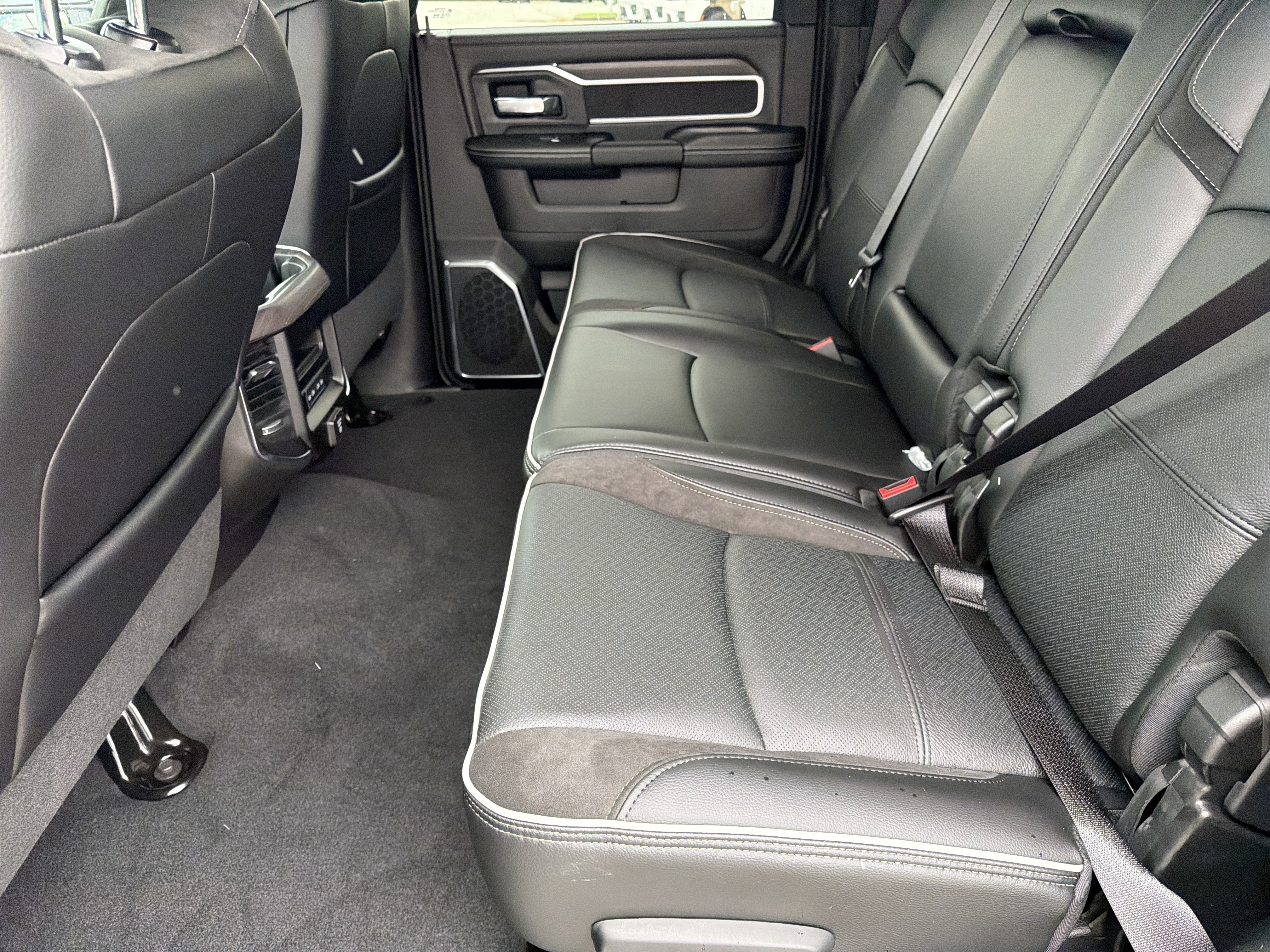 New 2026 Diamond Black Crystal Pearl-Coat Exterior Paint RAM Laramie image 21