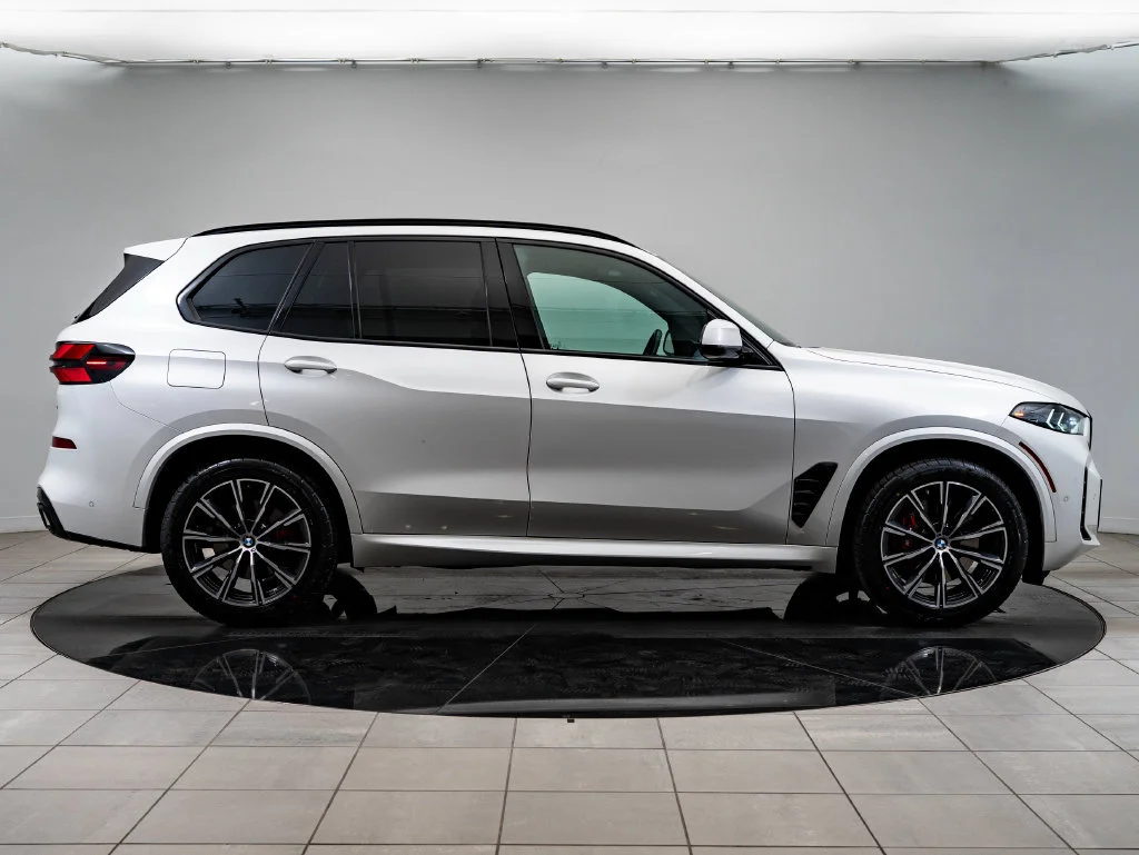 Used 2025 Mineral White Metallic BMW xDrive40i image 11
