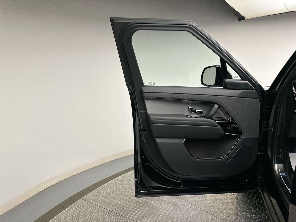 Used 2025 Santorini Black Metallic Land Rover SE image 7