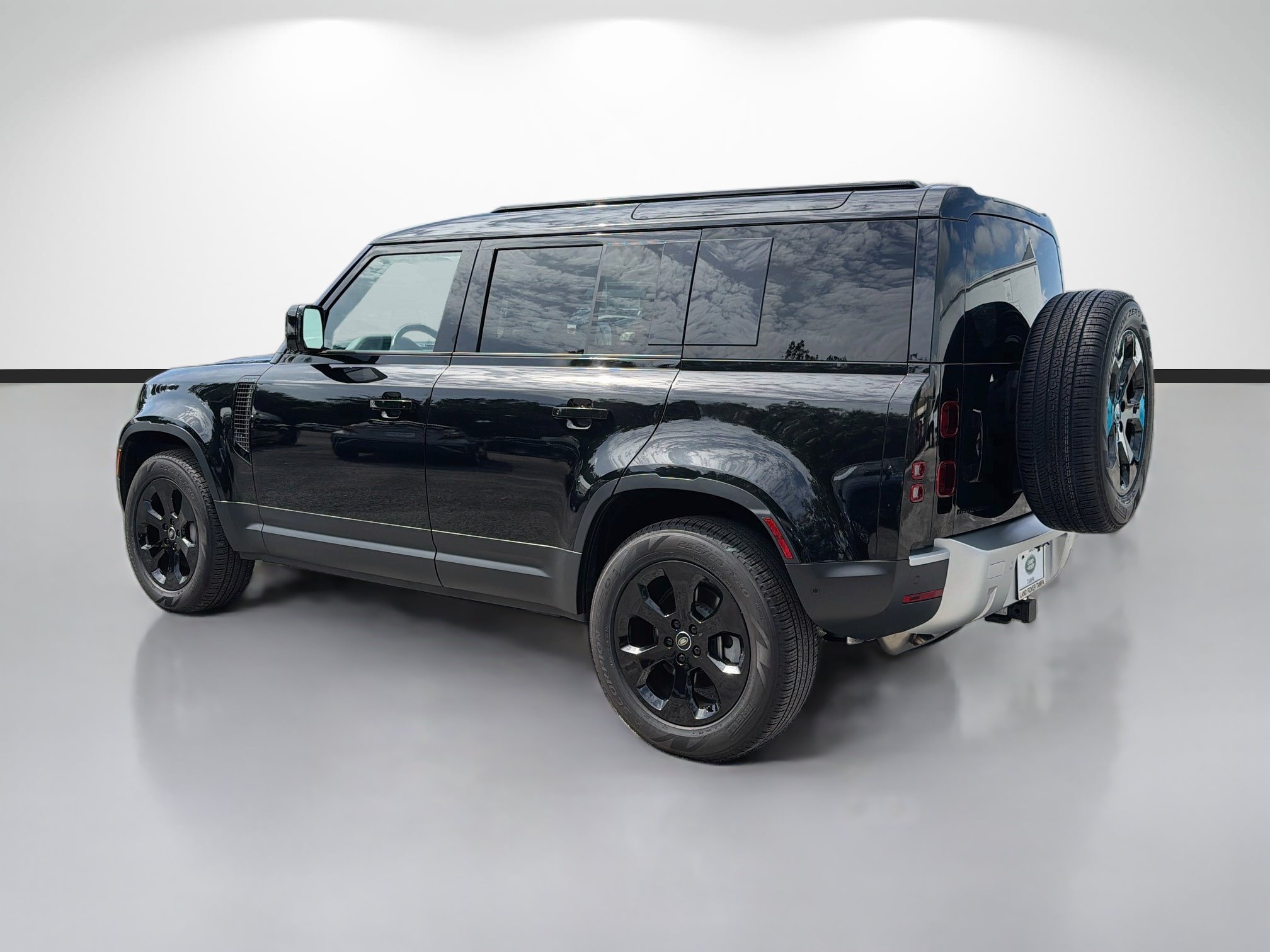 Used 2025 Santorini Black Metallic Land Rover S image 3