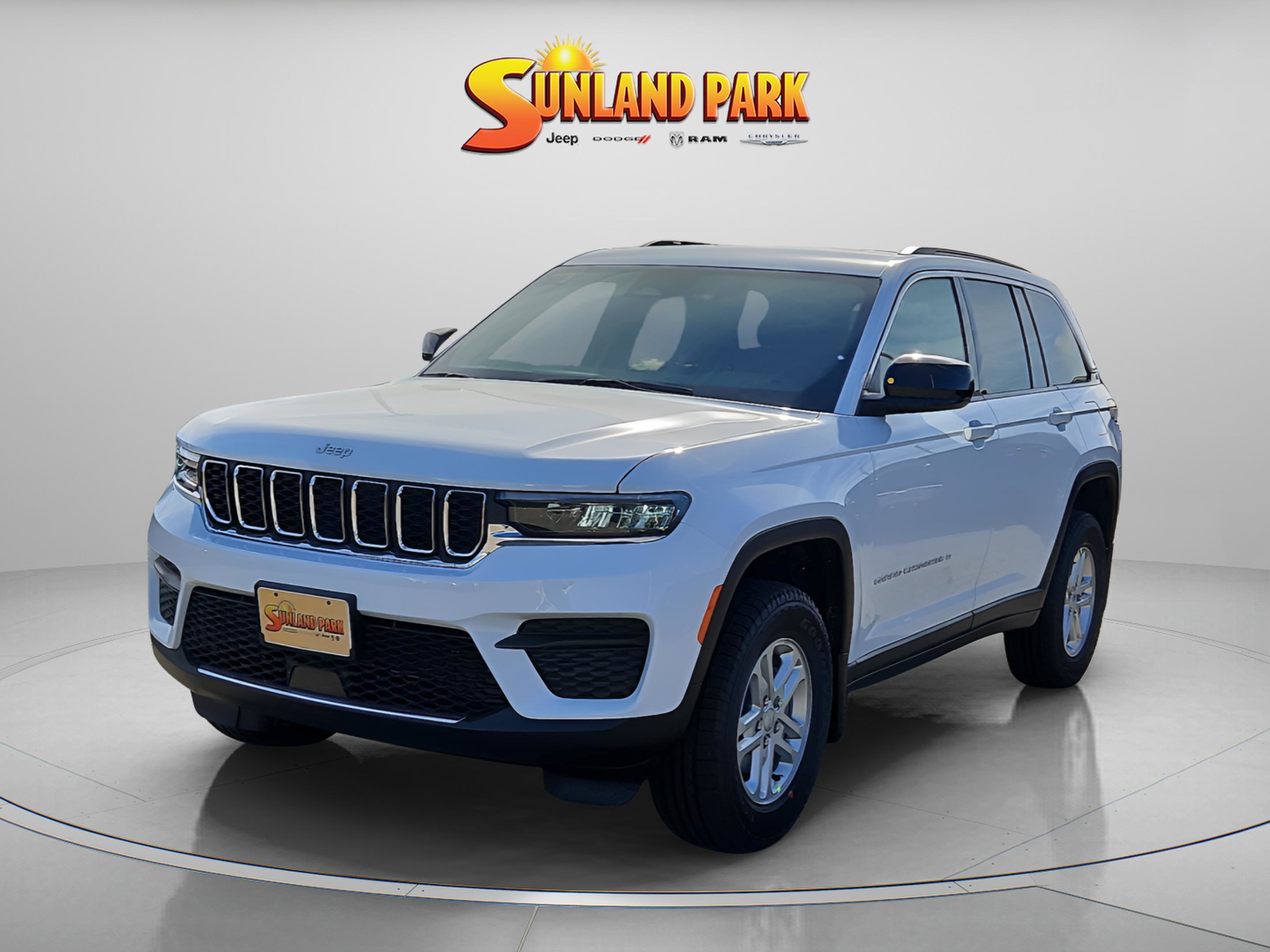 New 2025 Bright White Clear-Coat Exterior Paint Jeep Laredo image 2