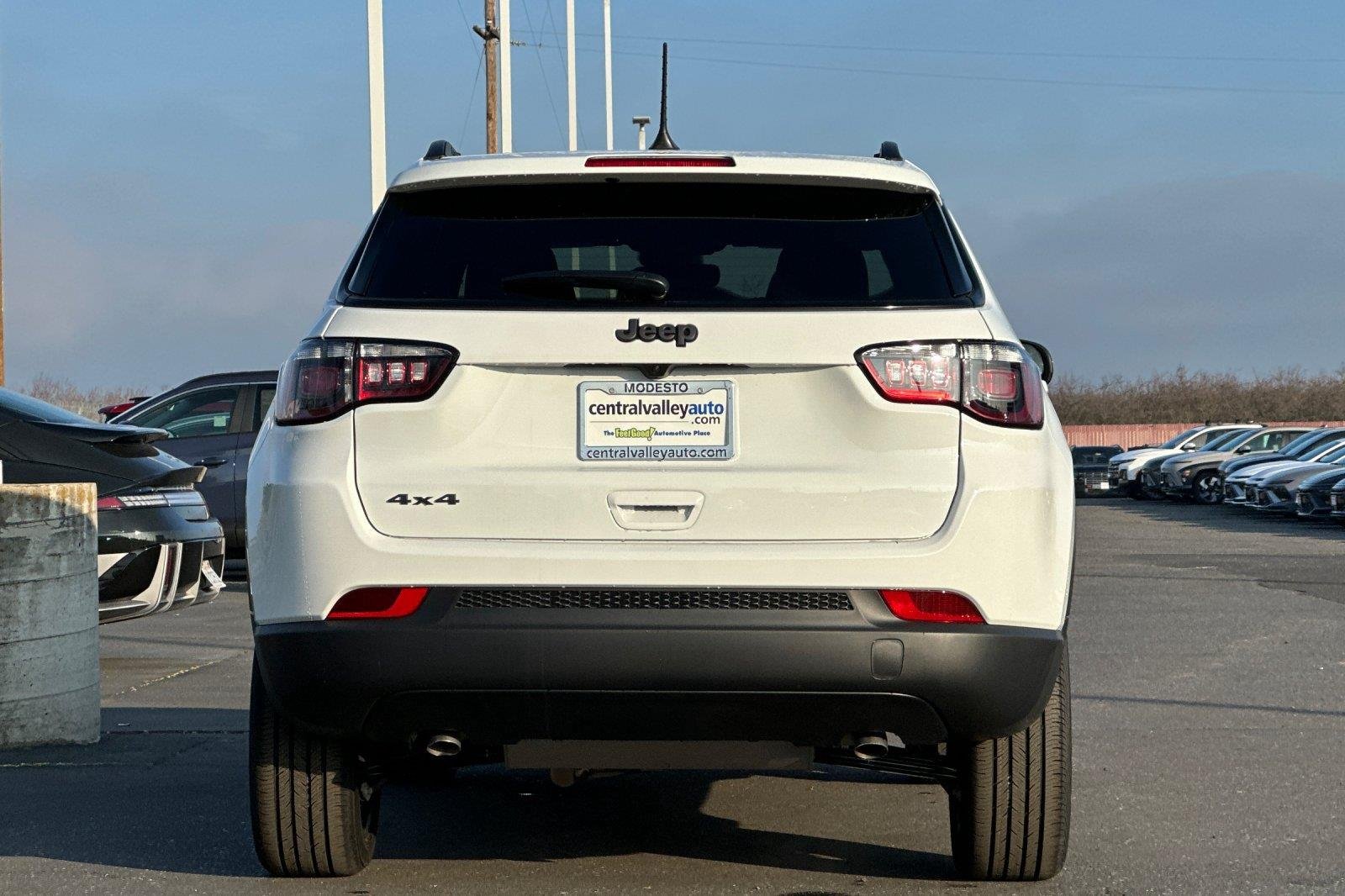 New 2026 Bright White Clearcoat Jeep Latitude Altitude image 5