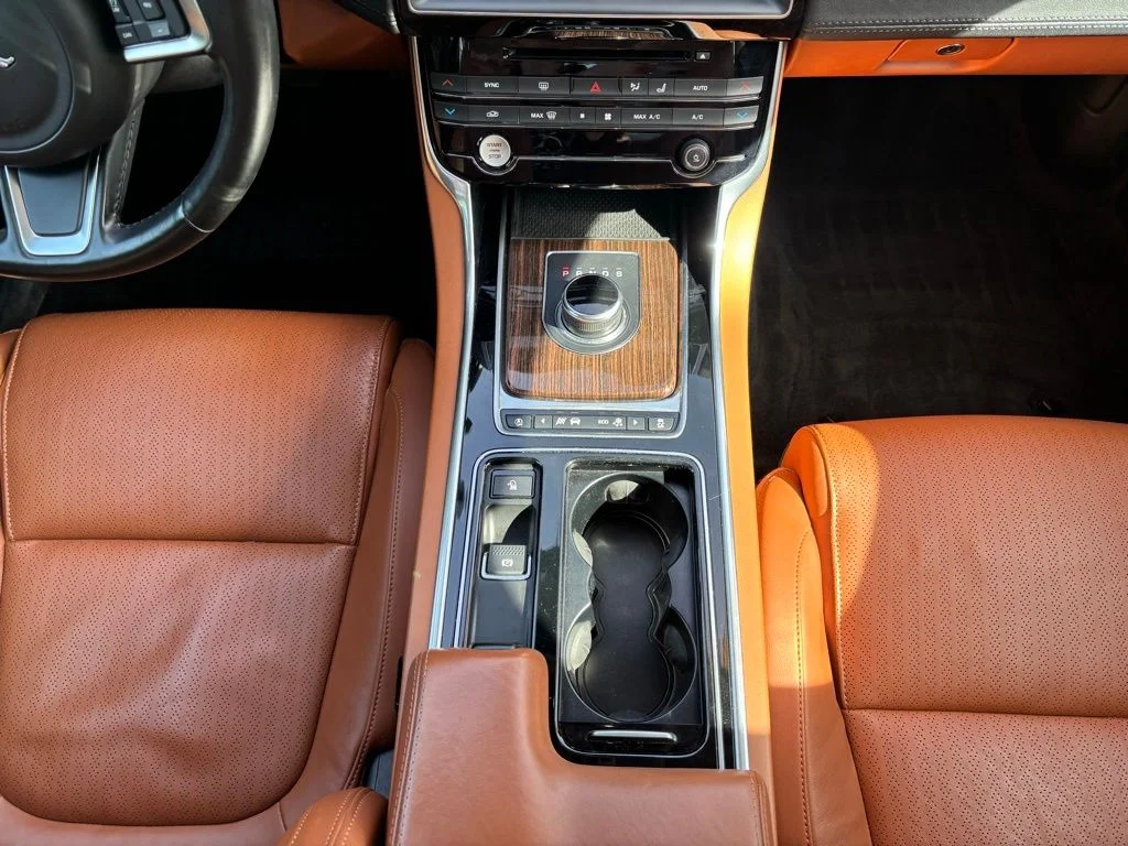 Used 2018  Jaguar 35t Portfolio Limited Edition image 19