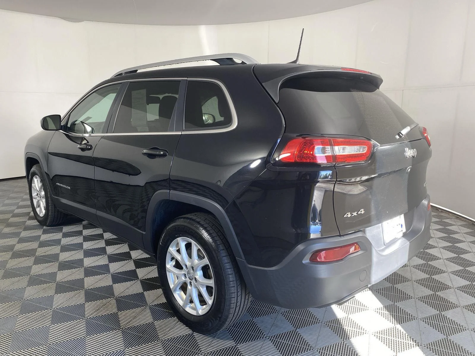 Used 2018 Diamond Black Crystal Pearlcoat Jeep Latitude Plus image 15