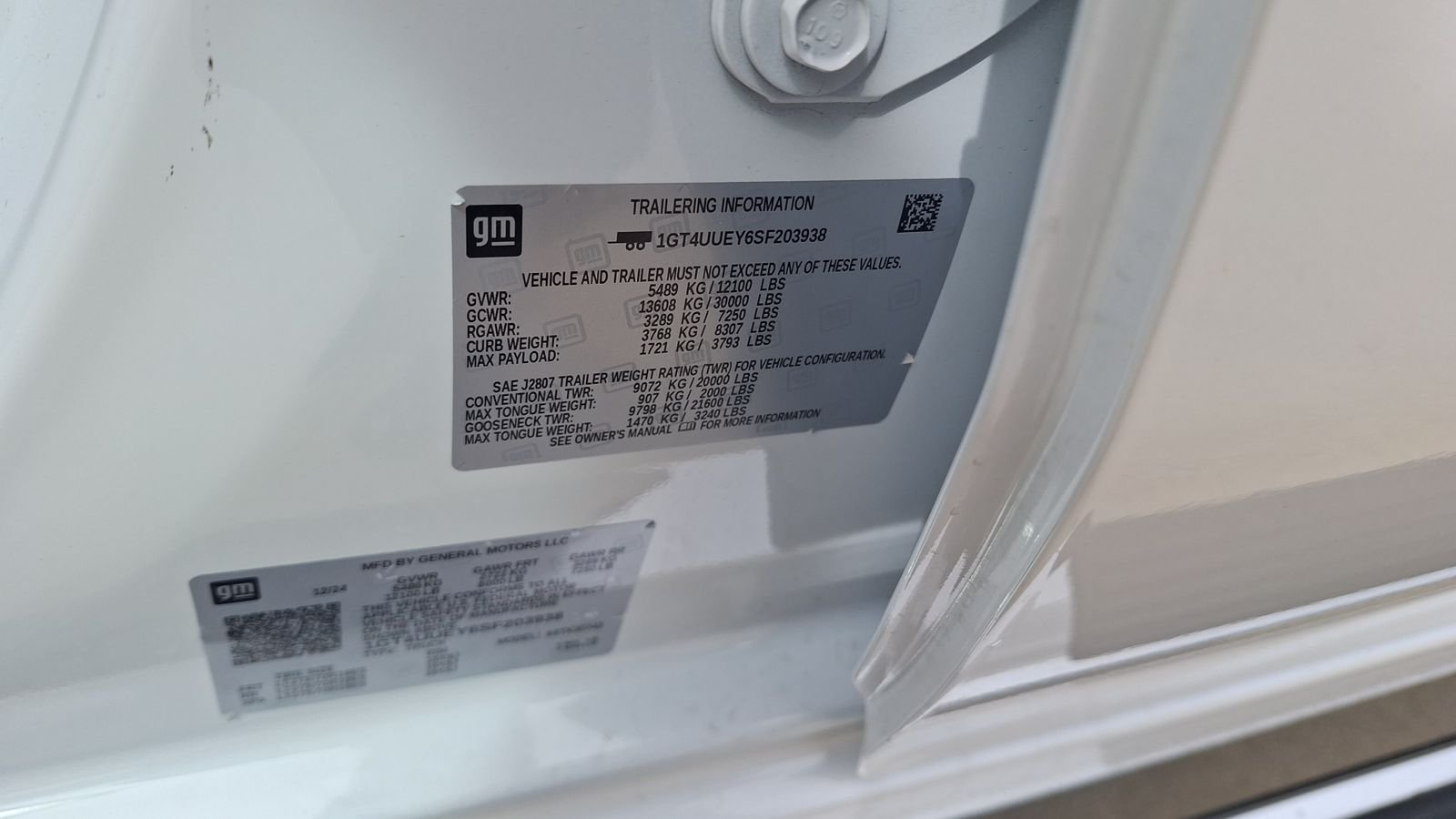 Used 2025 White GMC SLT image 27