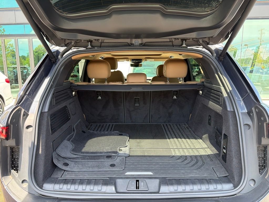 Used 2024 Blue Land Rover SE image 17