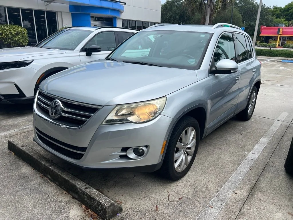 Used 2011 Silver Volkswagen  image 2