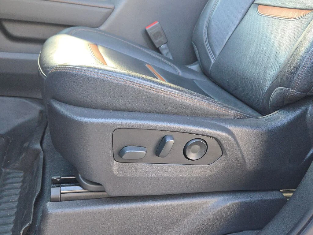 Used 2022 White GMC AT4 image 25