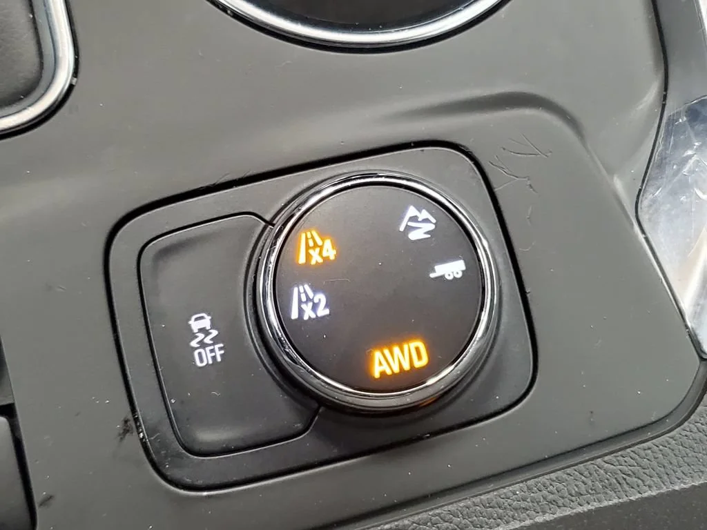 Used 2020 SUMMIT WHITE Chevrolet LT Cloth image 19
