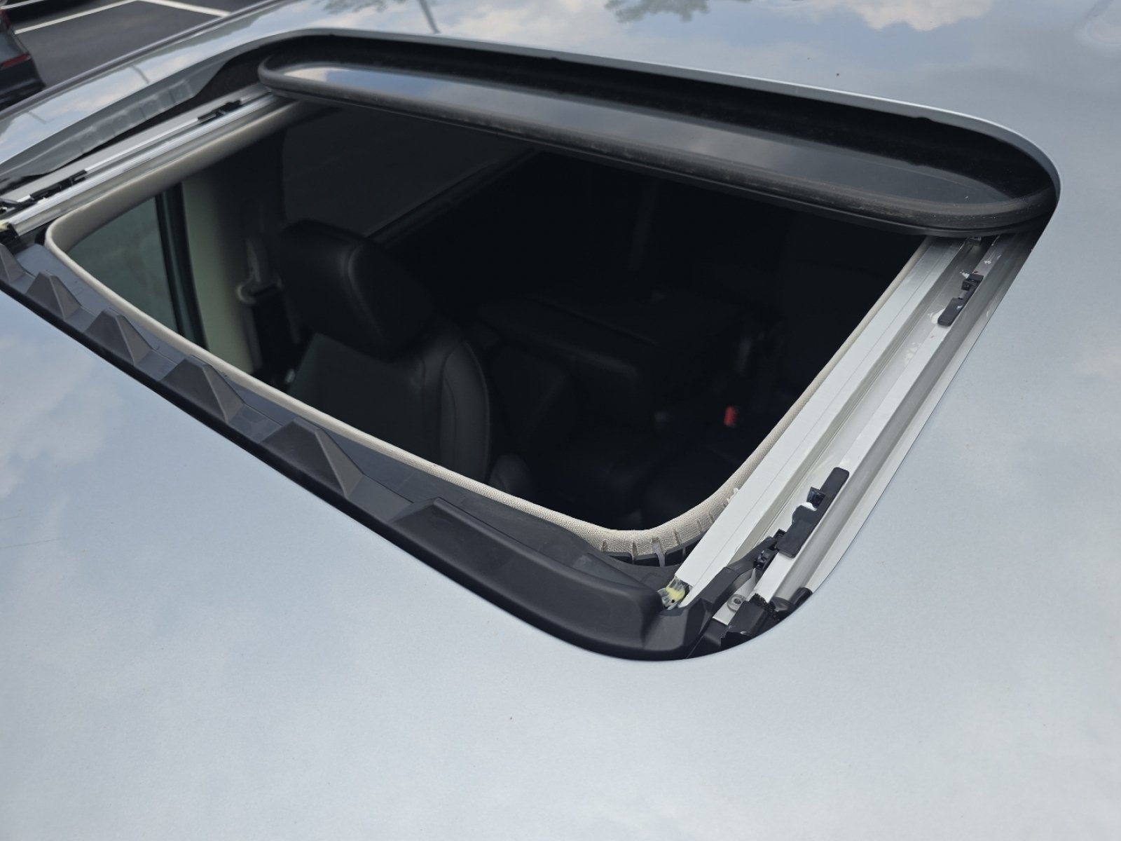 New 2026 Solar Silver Metallic Honda EX-L image 3