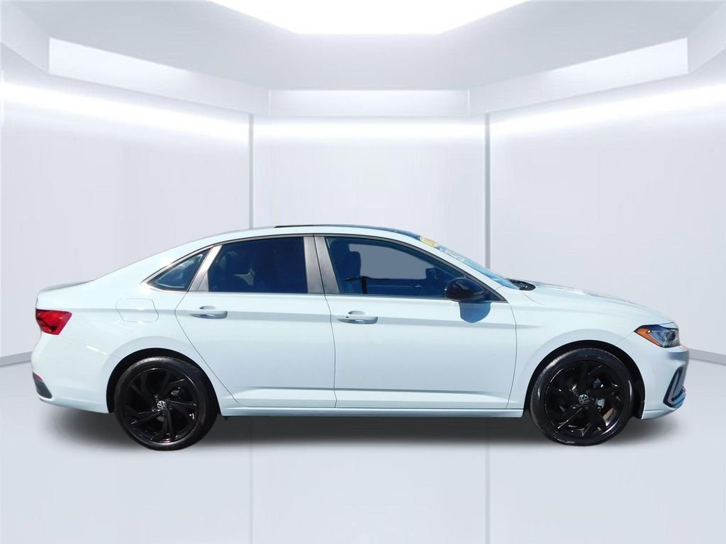 Used 2025 Monterey Blue Volkswagen 1.5T SE image 2