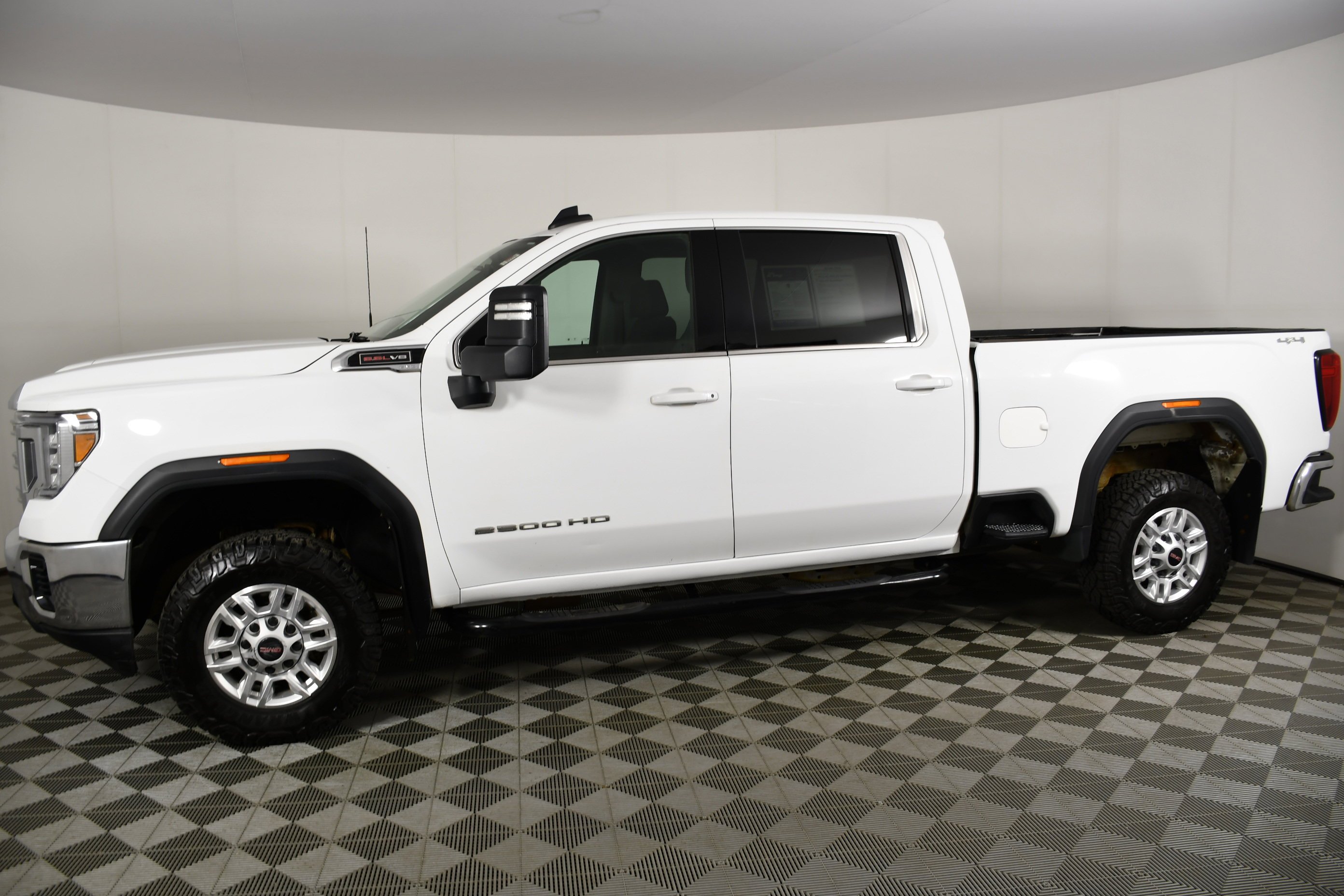 Used 2022 White GMC SLE image 9
