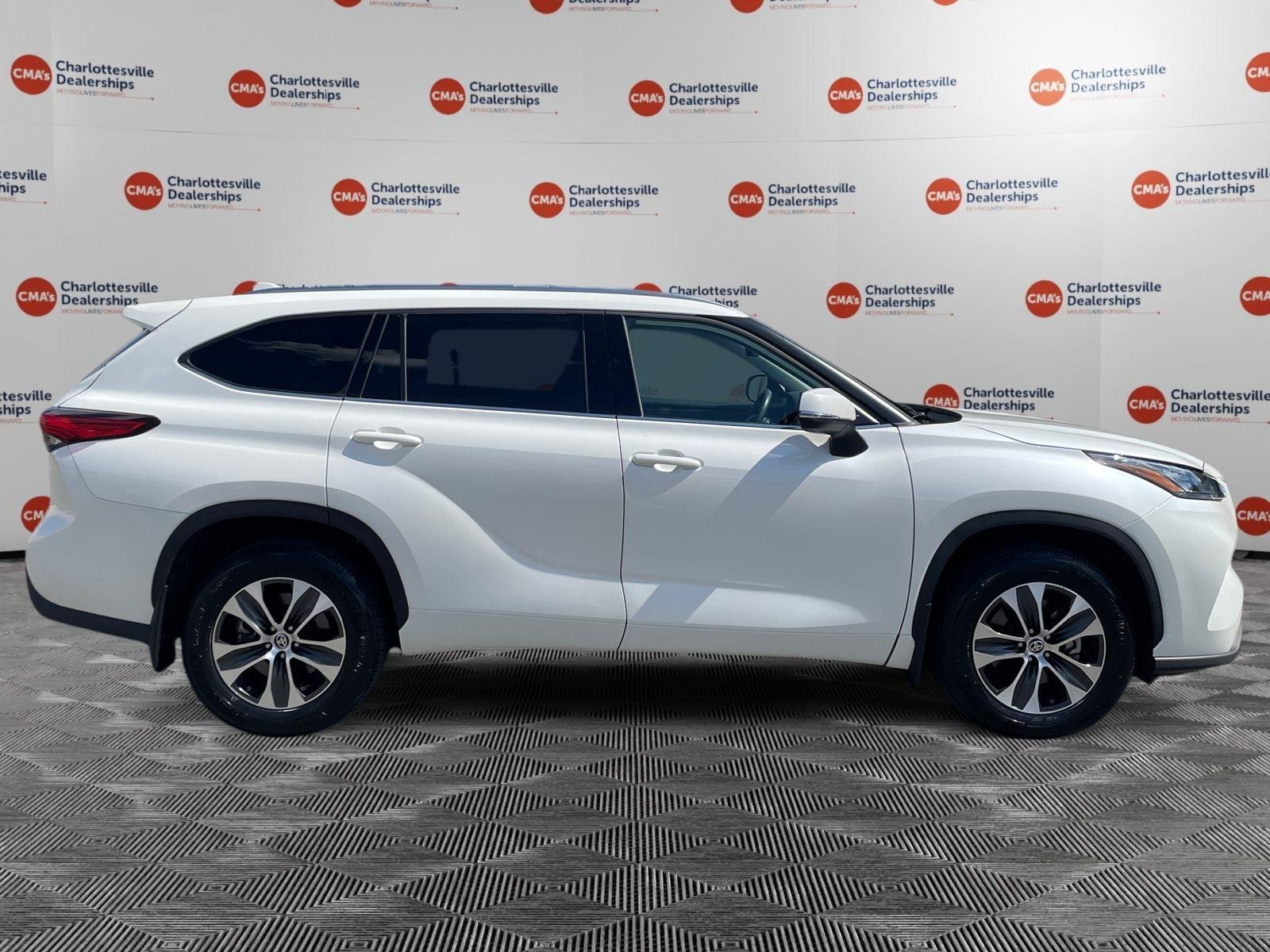 Used 2020 Blizzard Pearl TOYOTA XLE image 6