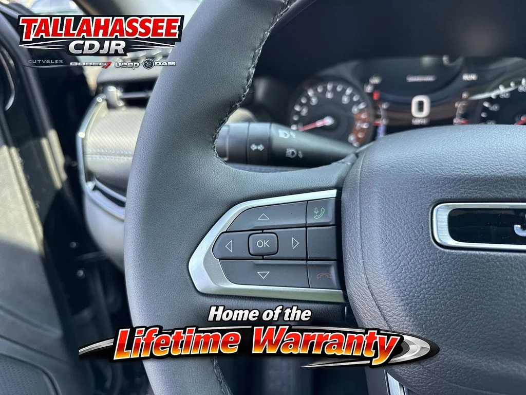 New 2026 Diamond Black Crystal Pearlcoat Jeep Latitude image 18