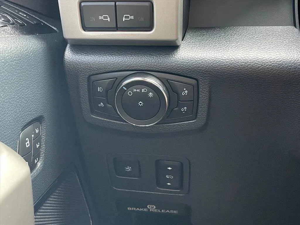 Used 2022 Star White Metallic Tri-Coat Ford LARIAT image 20