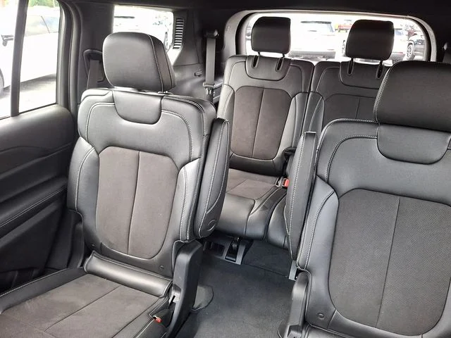 Used 2023 Black Jeep Altitude image 18