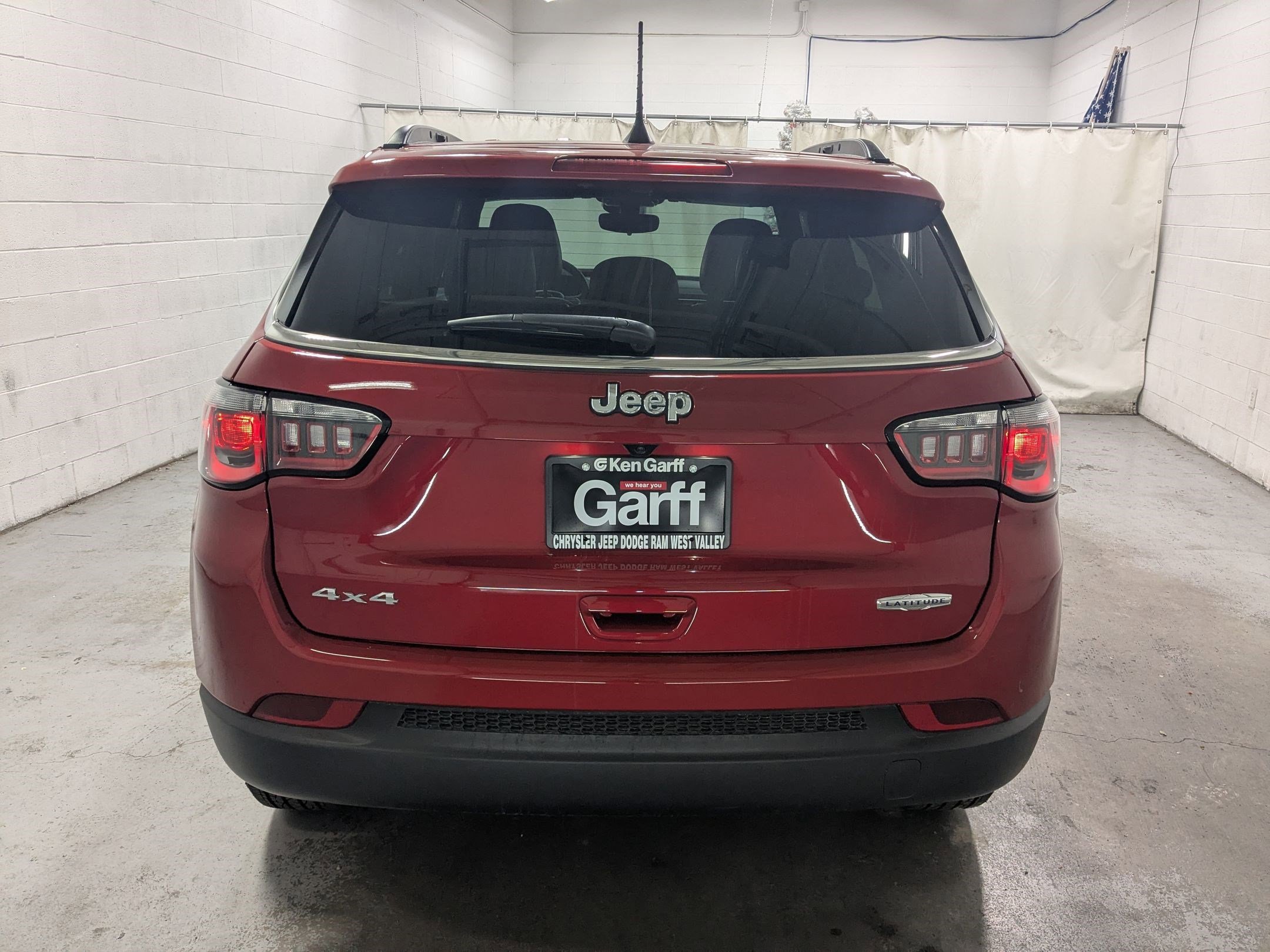 New 2026 Red Hot Pearl-Coat Exterior Paint Jeep Latitude image 5