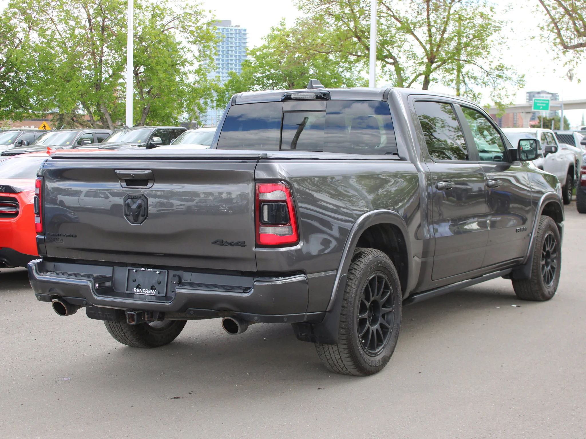Used 2022 Grey RAM Limited * No Accidents | HEMI V8 | LOADED | ENVY Wheels | Head-Up Display | Night Edition image 16
