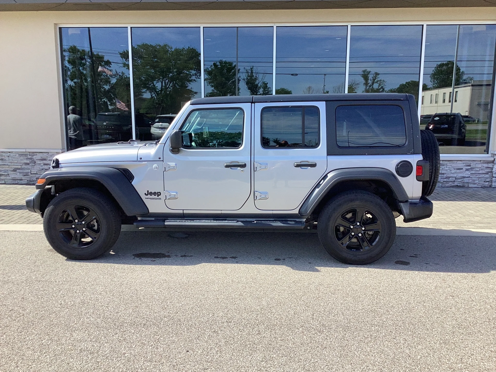 Used 2020 Billet Silver Metallic Clear Coat Jeep Altitude image 7