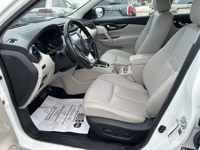 Used 2022 White Nissan SL image 14
