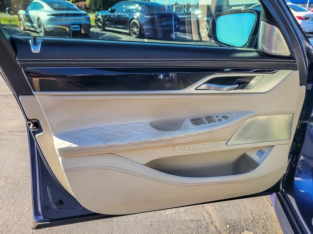 2022 BMW B7 - Image 22