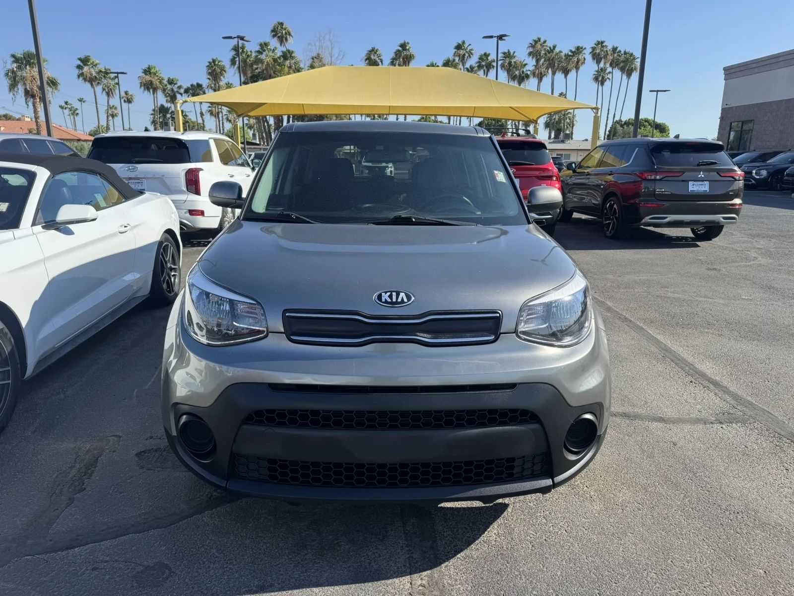 Used 2019 grey Kia Base image 2