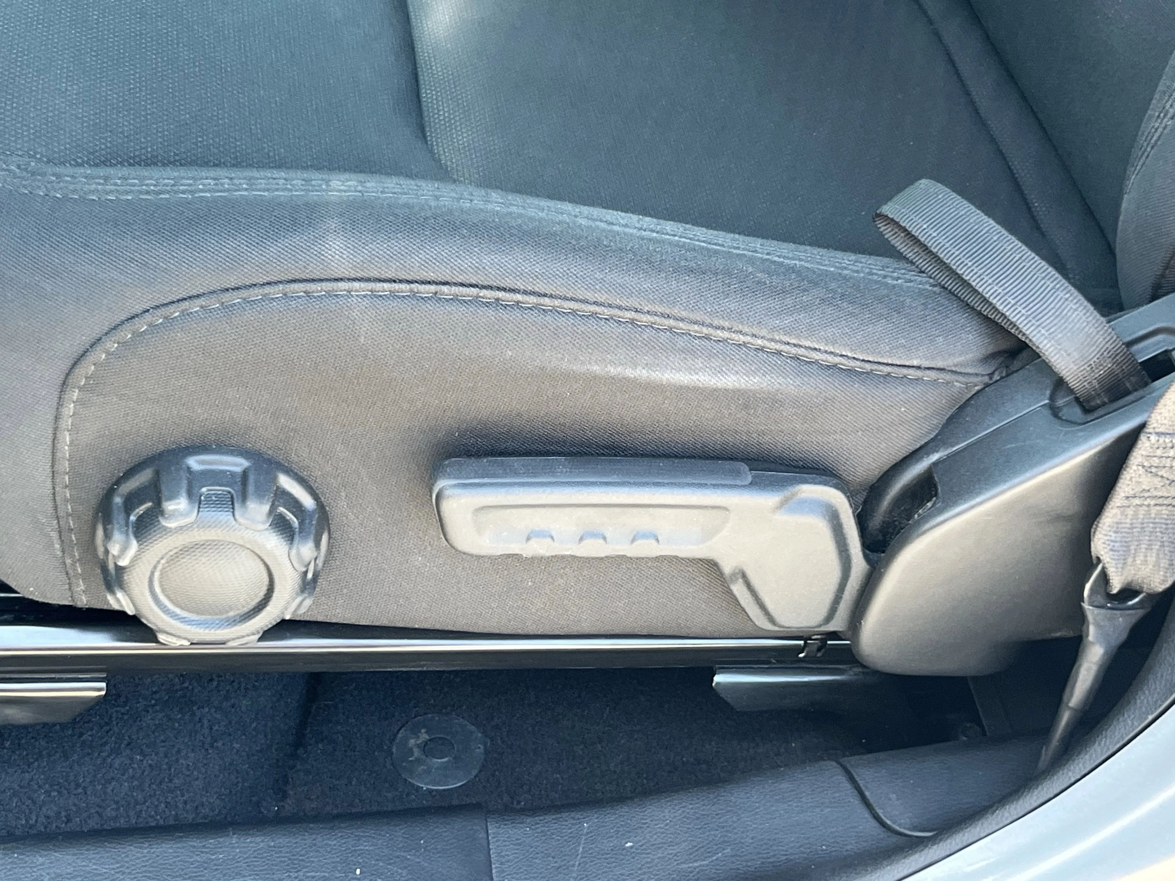 Used 2020 Billet Silver Metallic Jeep Sport image 16