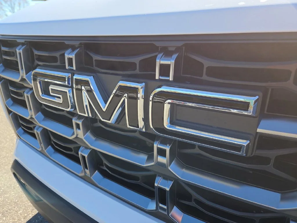 New 2026 White GMC AT4 image 21