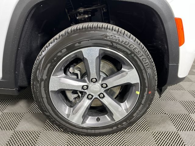 New 2026 Bright White Clear-Coat Exterior Paint Jeep Limited image 5