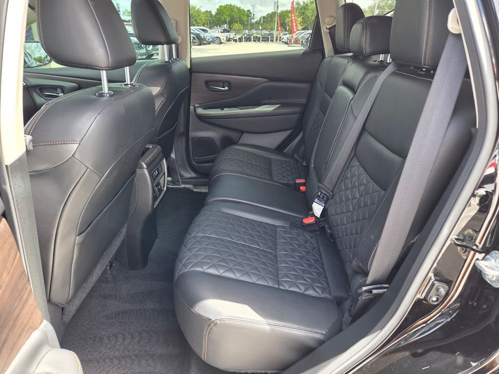 Used 2022 Black Nissan Platinum image 7