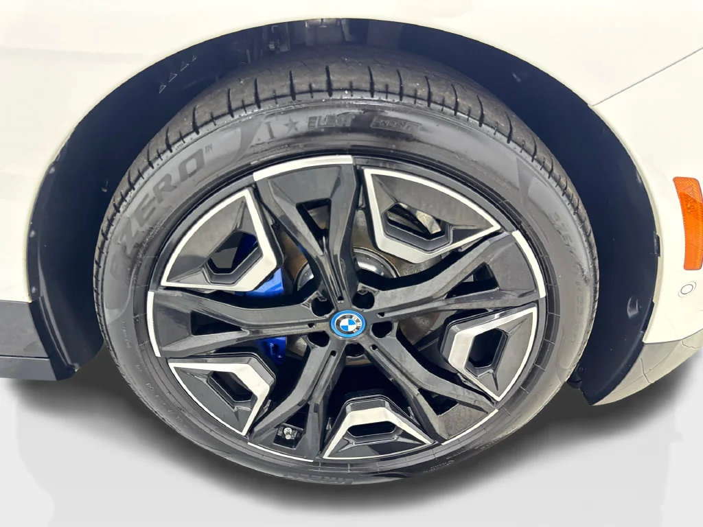 Used 2023 White BMW M60 image 81